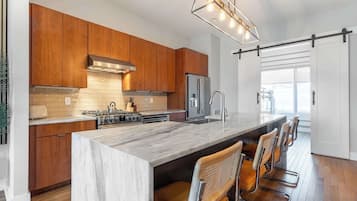 Refrigerador, microondas, horno y parrilla de estufa