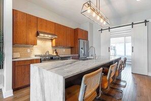 Fridge, microwave, oven, stovetop - Vivid Vocals - Rooftop Views in 12 South (Nashville)