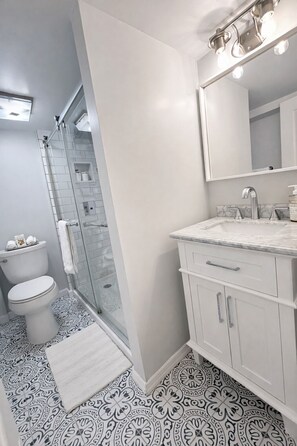 Secadora de cabello, toallas, jabón, papel de baño 
