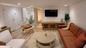 Una sala de estar moderna con un sofá, un sillón y una mesa de centro.