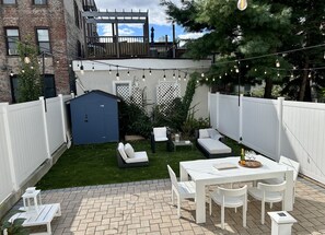 Outdoor dining - Stylish & Cozy Home ~20min from Manhattan, Newark Airport, Metlife Stadium (Jersey City)
