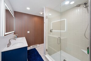 Shower, towels - Long Lake Haven | 4BR | Waterfront | Boat Rental (Traverse City)