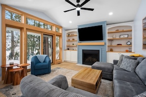 Smart TV, fireplace, books - Long Lake Haven | 4BR | Waterfront | Boat Rental (Traverse City)