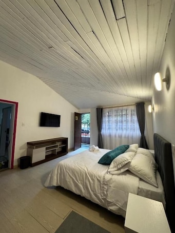 Quarto casal standard, sacada, vista para a cidade | Quartos à prova de som, ferros/tábuas de passar roupa, Wi-Fi de cortesia. Casa Cocora