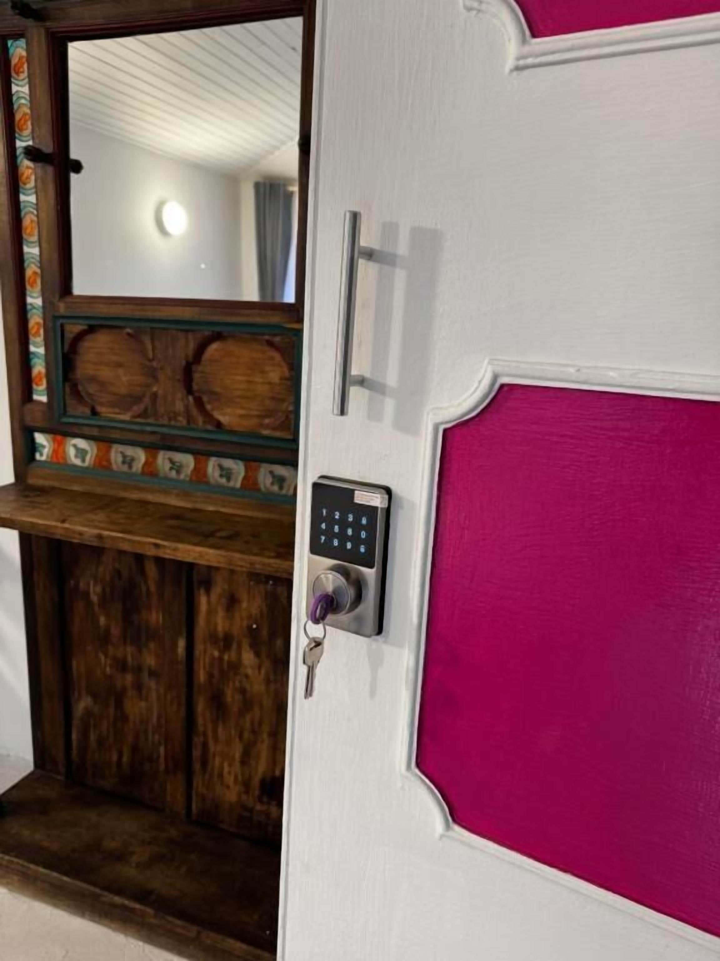 Quarto casal standard, sacada, vista para a cidade | Parte interna