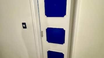 Deluxe Double Room, Courtyard View | Interior