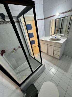 Deluxe Double Room, Courtyard View | Bathroom - Casa Cocora (Bogotá)