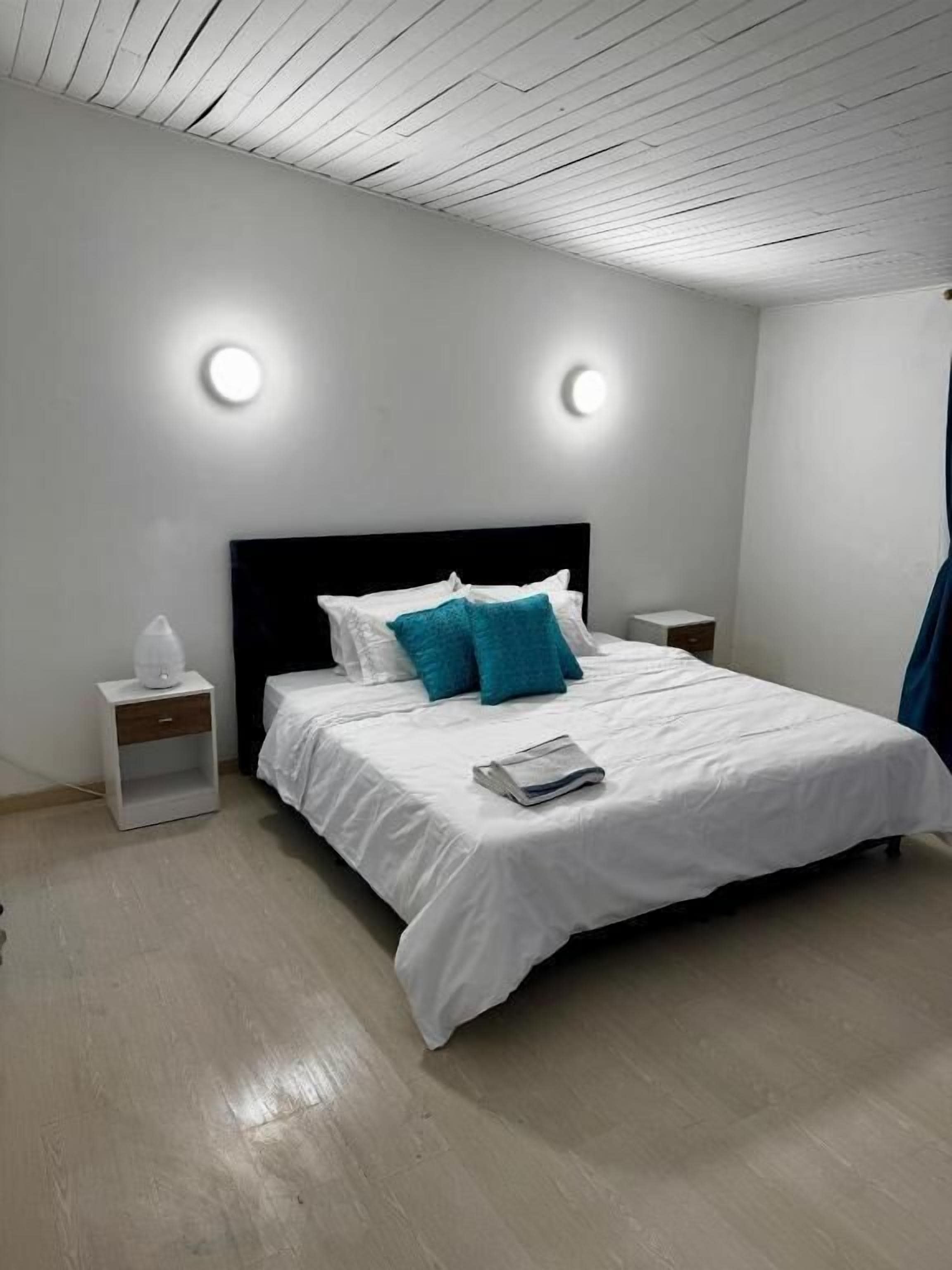 Quarto casal luxo, vista para o pátio | Quartos à prova de som, ferros/tábuas de passar roupa, Wi-Fi de cortesia