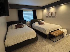 2 bedrooms, iron/ironing board, free WiFi, bed sheets - Old Town - Maya Condo: Walkable to all the action! (Scottsdale)