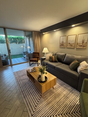 TV - Old Town - Maya Condo: Walkable to all the action! (Scottsdale)