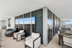 Interior - Ocean front PH stunning views. Luxury Spacious 4-bedroom (Hollywood)