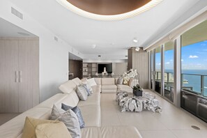 Smart TV - Ocean front PH stunning views. Luxury Spacious 4-bedroom (Hollywood)