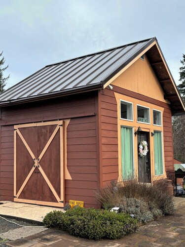 Cozy Cottage on the hill near Centralia/Chehalis for your getaway retreats.