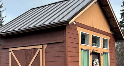 Cozy Cottage on the hill near Centralia/Chehalis for your getaway retreats.