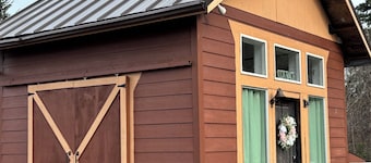 Cozy Cottage on the hill near Centralia/Chehalis for your getaway retreats.