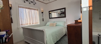 Cozy Cottage on the hill near Centralia/Chehalis for your getaway retreats.