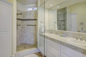 Bathroom - Welcome to your perfect  Ocean Front coastal getaway! (Pismo Beach)