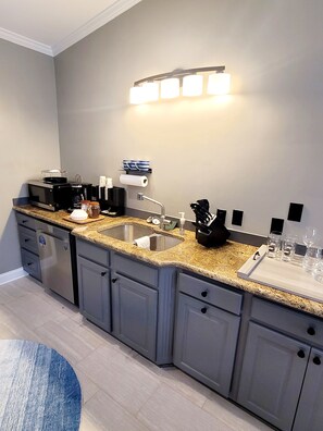 Private kitchen - Luxurious Getaway in Mooresville (Mooresville)