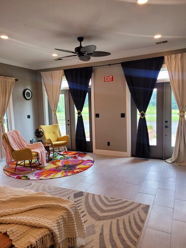 Luxurious Getaway in Mooresville