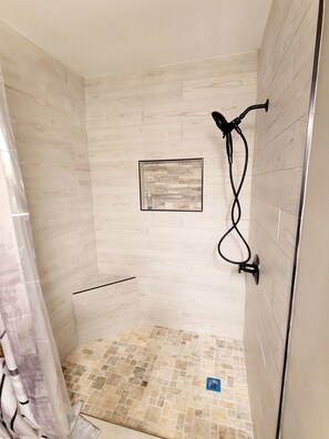 Shower, hair dryer, towels, soap - Luxurious Getaway in Mooresville (Mooresville)