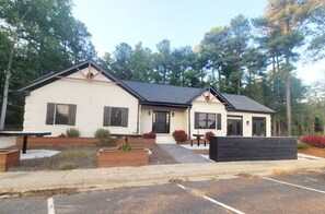 Exterior - Luxurious Getaway in Mooresville (Mooresville)