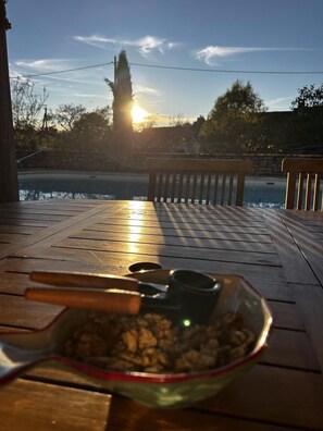Outdoor dining - Gîtes de France® - KER SUD (SAINT JEAN DE LAUR)