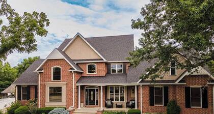 Private Resort Pool Home, Walkout Basement Entertainment, Multiple Suites