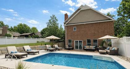 Private Resort Pool Home, Walkout Basement Entertainment, Multiple Suites