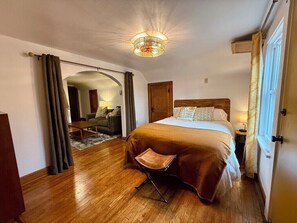 1 bedroom, desk, iron/ironing board, free WiFi - Lofted Lounge - Cozy Treetop Hideaway w/Sunny Deck (Des Moines)