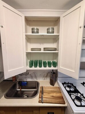 Fridge, microwave, oven, stovetop - Lofted Lounge - Cozy Treetop Hideaway w/Sunny Deck (Des Moines)
