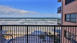 Un balcone con vista sull'oceano e sulla spiaggia.