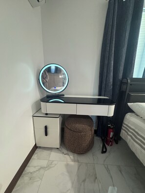 1 habitación, escritorio, tabla de planchar con plancha y wifi gratis