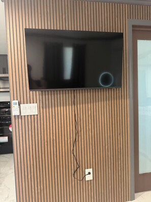 Interior - Charming Private Studio Guesthouse with AC in vibrant Los Angeles neighborhood (Los Angeles)