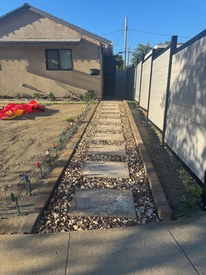 Property grounds - Charming Private Studio Guesthouse with AC in vibrant Los Angeles neighborhood (Los Angeles)