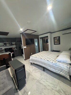 1 bedroom, desk, iron/ironing board, free WiFi - Charming Private Studio Guesthouse with AC in vibrant Los Angeles neighborhood (Los Angeles)