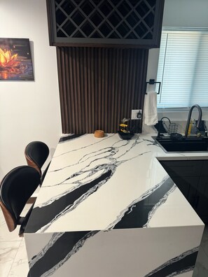 Fridge, microwave, oven, stovetop - Charming Private Studio Guesthouse with AC in vibrant Los Angeles neighborhood (Los Angeles)