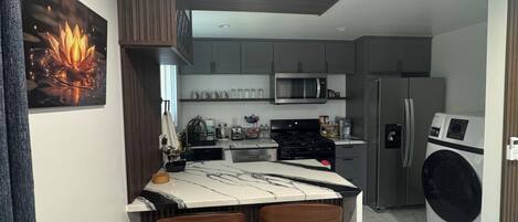 Réfrigérateur, micro-ondes, four, plaque de cuisson