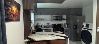 Charming Private Studio Guesthouse with AC in vibrant Los Angeles neighborhood