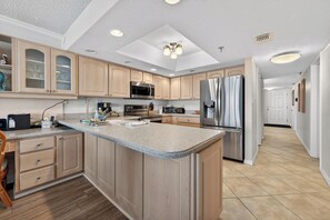 Een koelkast, een magnetron, een oven, een kookplaat