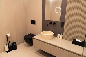 Shower, hair dryer, towels, soap - Elegant luxury apartment (Bad Honnef)