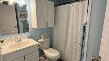 Håndklær, såpe og toalettpapir