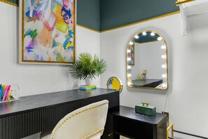 Tirai kedap cahaya, setrika/meja setrika, dan Wi-Fi gratis