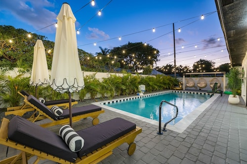 5 Min to Beach Heated Pool Hot Tub BBQ 