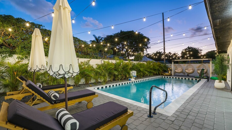 5 Min to Beach Heated Pool Hot Tub BBQ