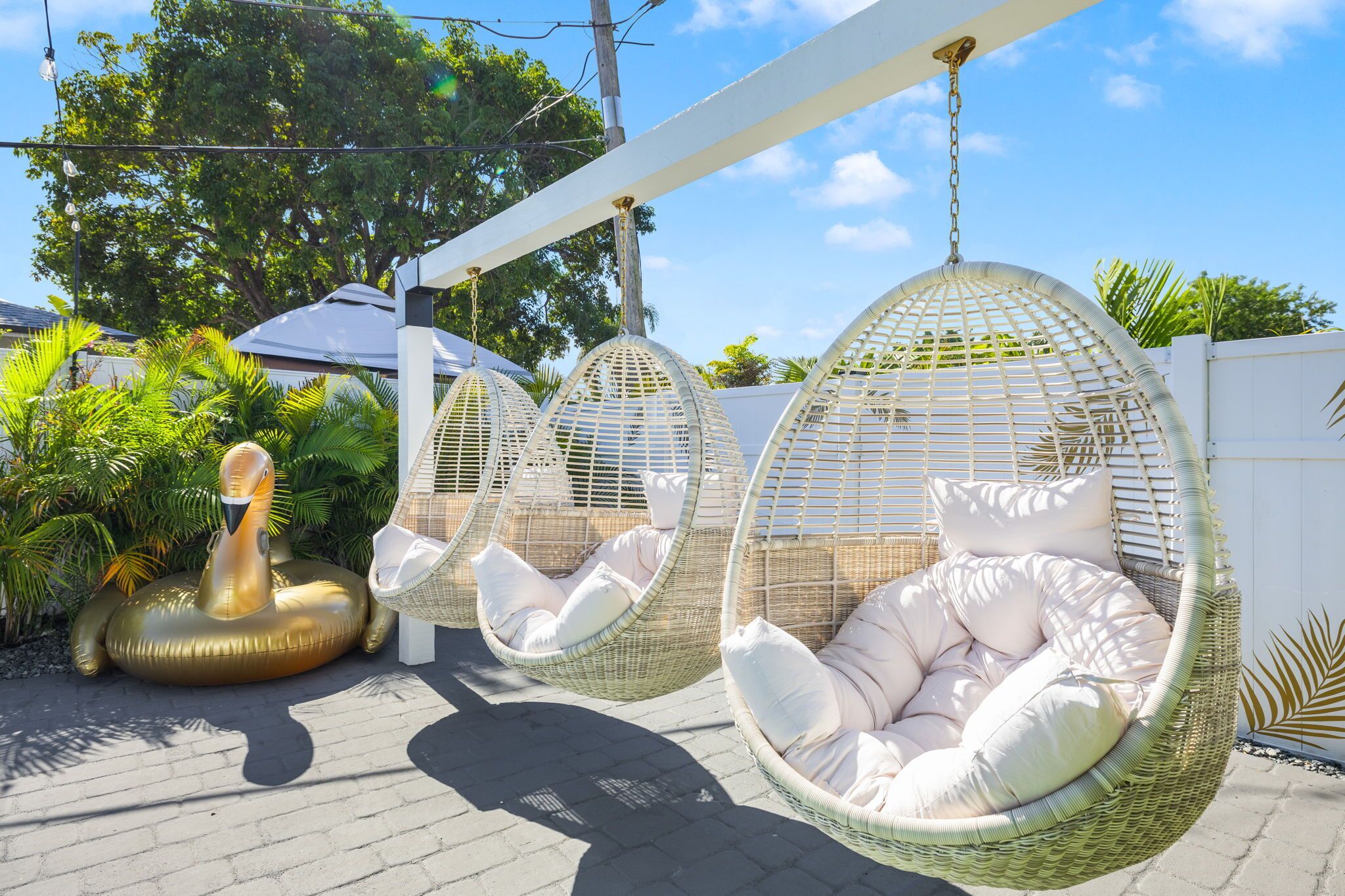 Màn/rèm cản sáng, bàn ủi/dụng cụ ủi quần áo 