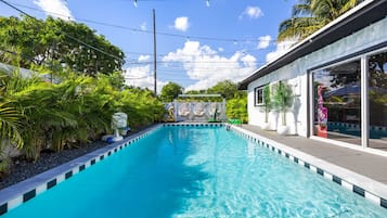 Luxury Villa | Blackout drapes, iron/ironing board, WiFi (free)