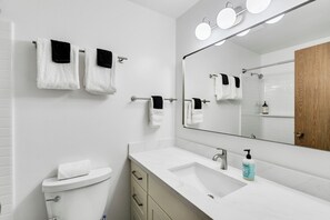 Comfort Double Room | Bathroom | Shower, towels, soap, shampoo - Emerald Hill City Retreat - 2BR (Seattle)