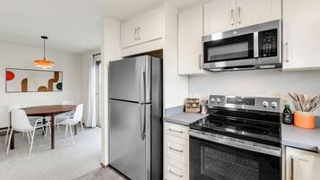 Dobbeltrom – comfort | Eget kjøkken | Kjøleskap, mikrobølgeovn, ovn og kokeplater