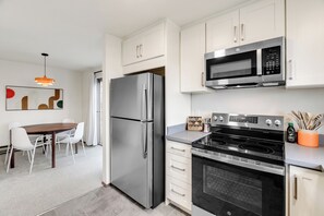 Comfort Double Room | Private kitchen | Fridge, microwave, oven, stovetop - Emerald Hill City Retreat - 2BR (Seattle)