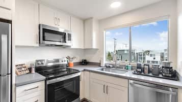 Comfort tweepersoonskamer | Privékeuken | Een koelkast, een magnetron, een oven, een kookplaat